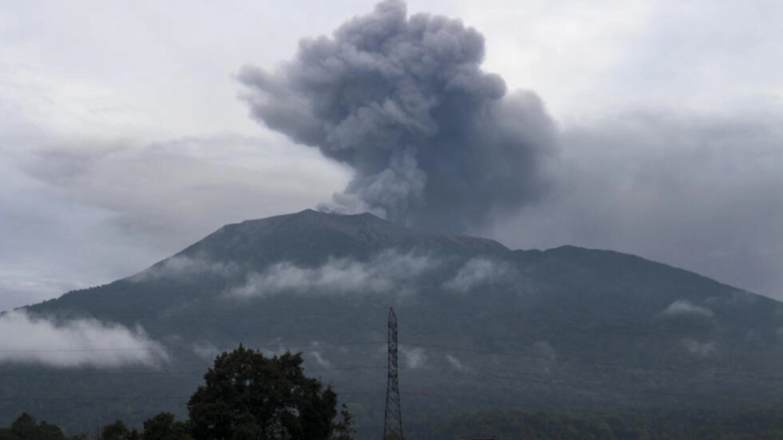 صورة التُقطت من قرية باتو بالانو بغرب إندونيسيا في الرابع من كانون الأول/ديسمبر 2023 تُظهر رمادًا بركانيًا ينبعث من جبل مارابي خلال ثوران بركانه