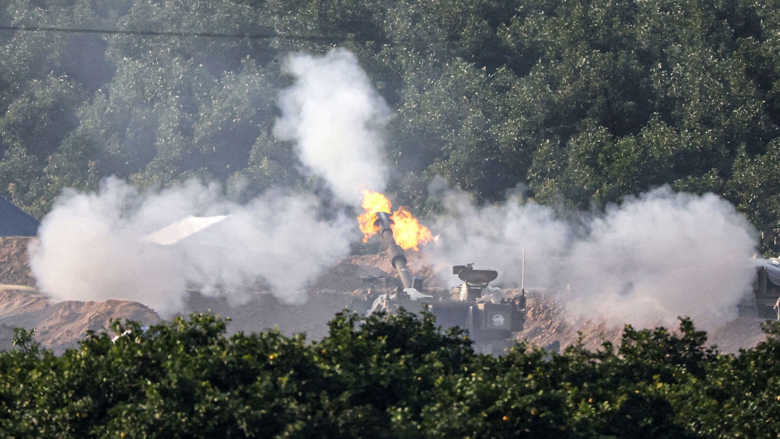 دبابة إسرائيلية تطلق النيران خلال تدريب عسكري (توضيحية)