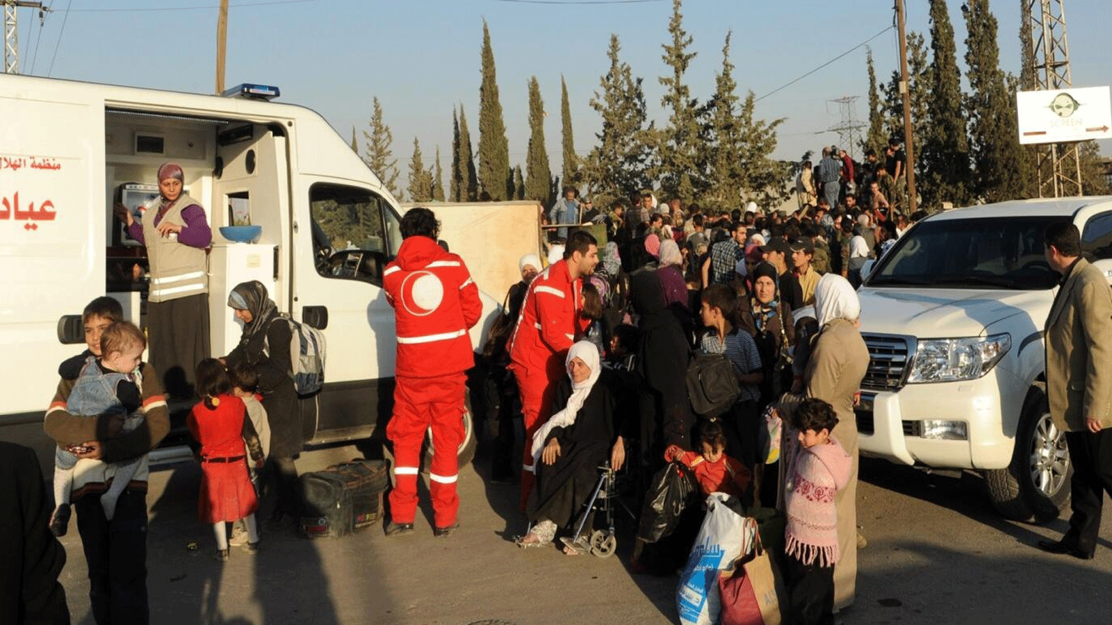 الصليب الأحمر يتسلم الرهائن وينقلها بين غزة وإسرائيل