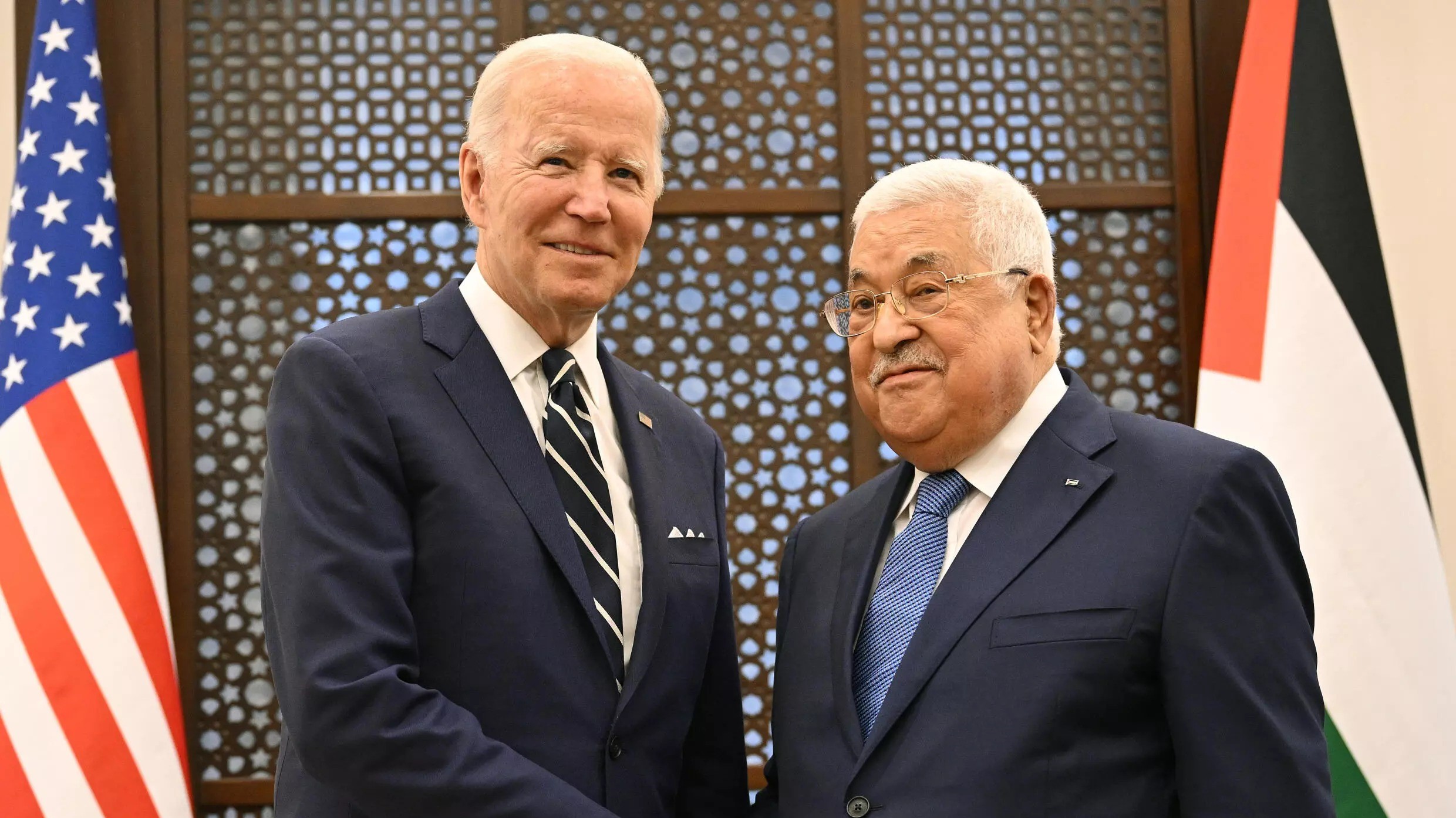 الرئيس الأميركي جو بايدن (يسار) والرئيس الفلسطيني محمود عباس