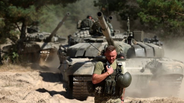 جندي أوكراني يتحدث عبر الراديو خلال تدريب على الدبابات في تشيرنيهيف بأوكرانيا، في 8 سبتمبر 2023