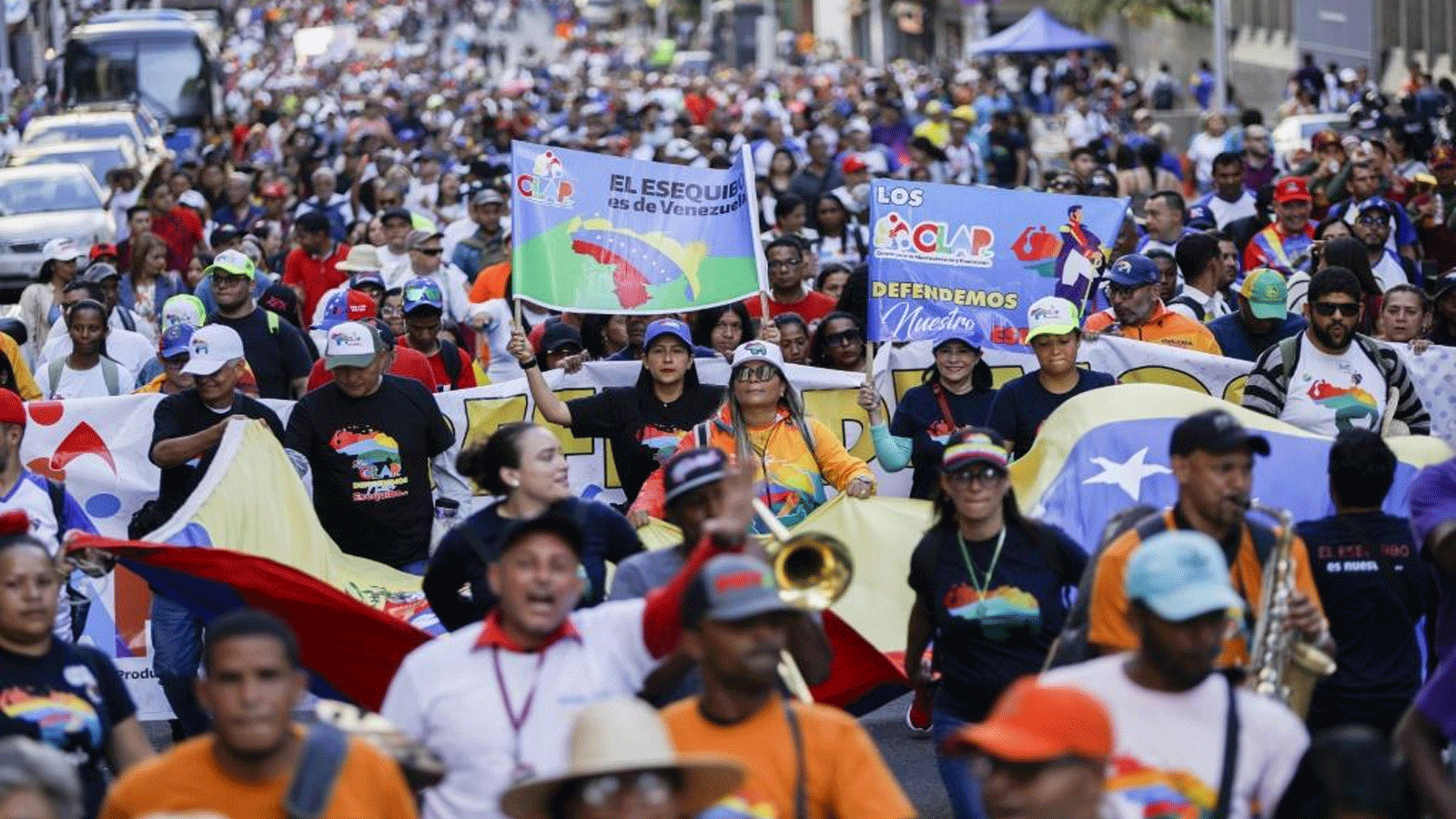 متظاهرون يؤيدون انضمام منطقة إيسيكيبو إلى فنزويلا