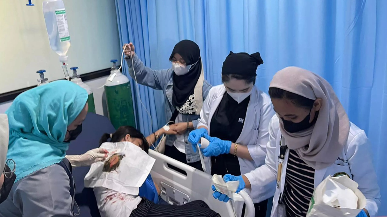 ممرضات يعملن على معالجة جرحى التفجير الذي استهدف قداسا في جنوب الفيليبين في الثالث من ديسمبر 2023