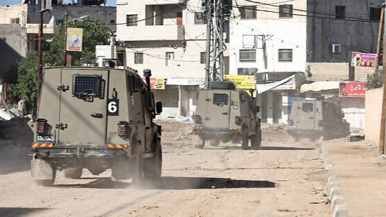 سيارات عسكرية إسرائيلية في دورية داخل مخيم جنين بالضفة الغربية، في 29 نوفمبر 2023