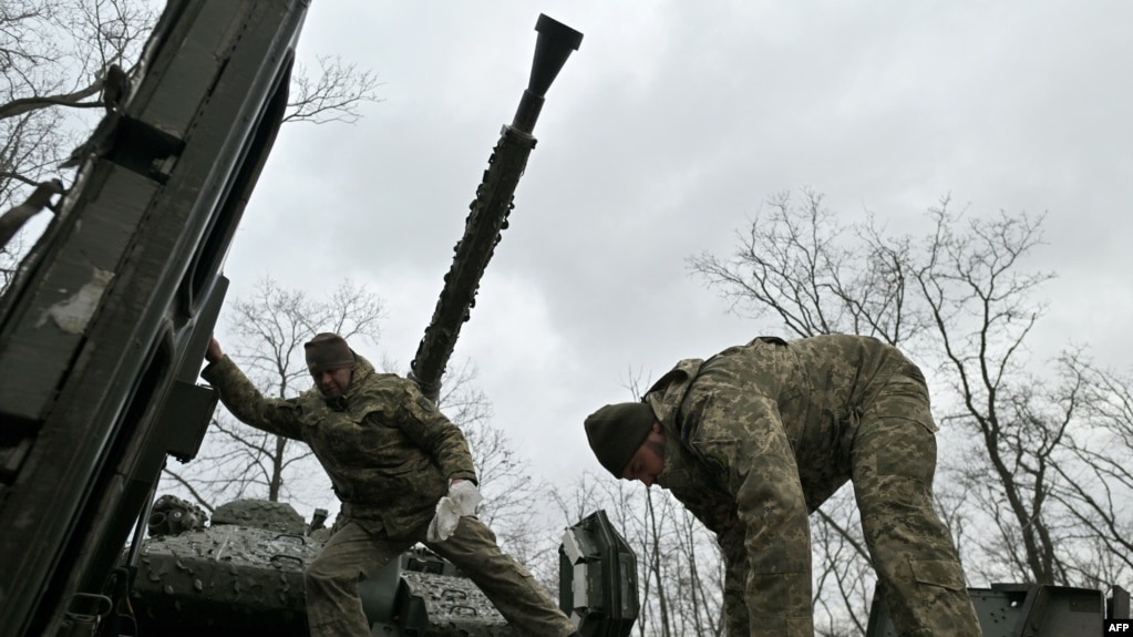 جنود أوكرانيون يتفقدون مركبة المشاة القتالية المدرعة CV90 سويدية الصنع في موقع قرب باخموت في دونيتسك، في 27 نوفمبر 2023