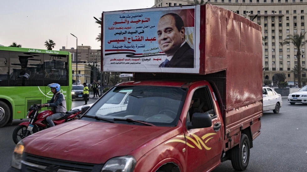 شاحنة صغيرة تحمل لافتة تأييد للرئيس المصري عبد الفتاح السيسي في الاول من كانون الاول/ديسمبر 2023