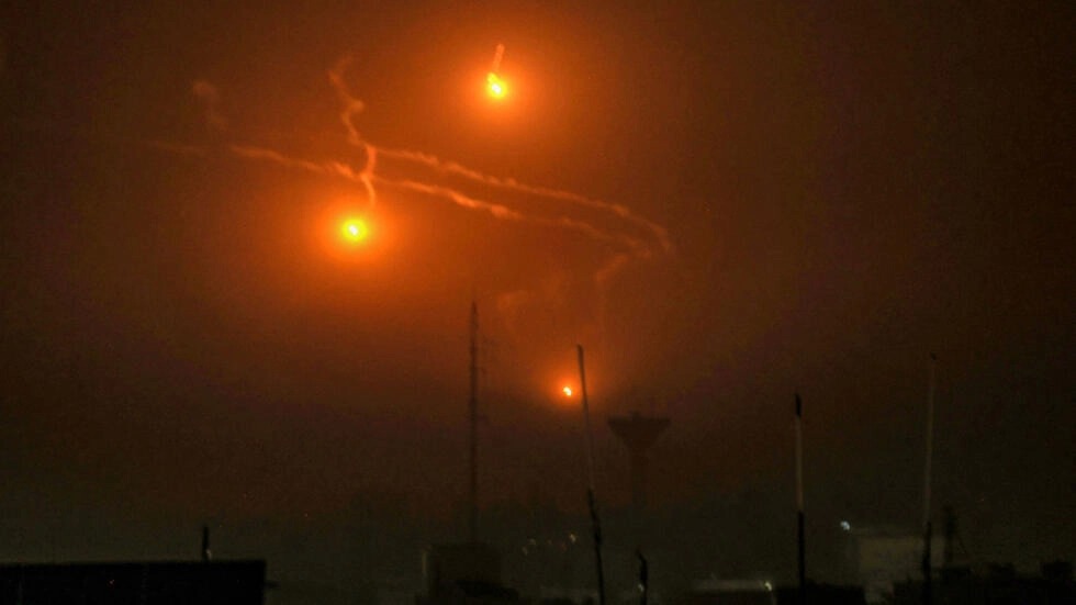 قنابل إسرائيلية مضيئة فوق رفح في جنوب قطاع غزة في 4 ديسمبر 2023