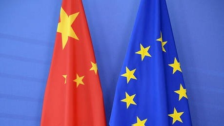 العلمان الصيني والأوروبي في قمة بكين الأربعاء