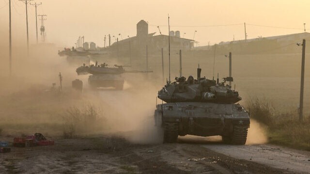 آليات عسكرية إسرائيلية تسير بالقرب من الحدود مع قطاع غزة في 3 ديسمبر 2023