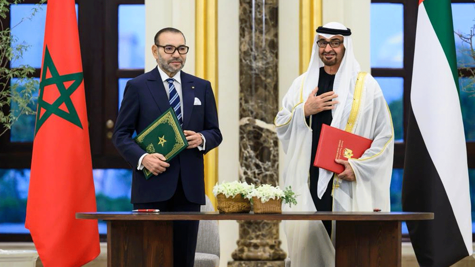 رئيس الامارات الشيخ محمد بن زايد وملك المغرب محمد السادس بعيد توقيع إعلان الشراكة بين البلدين