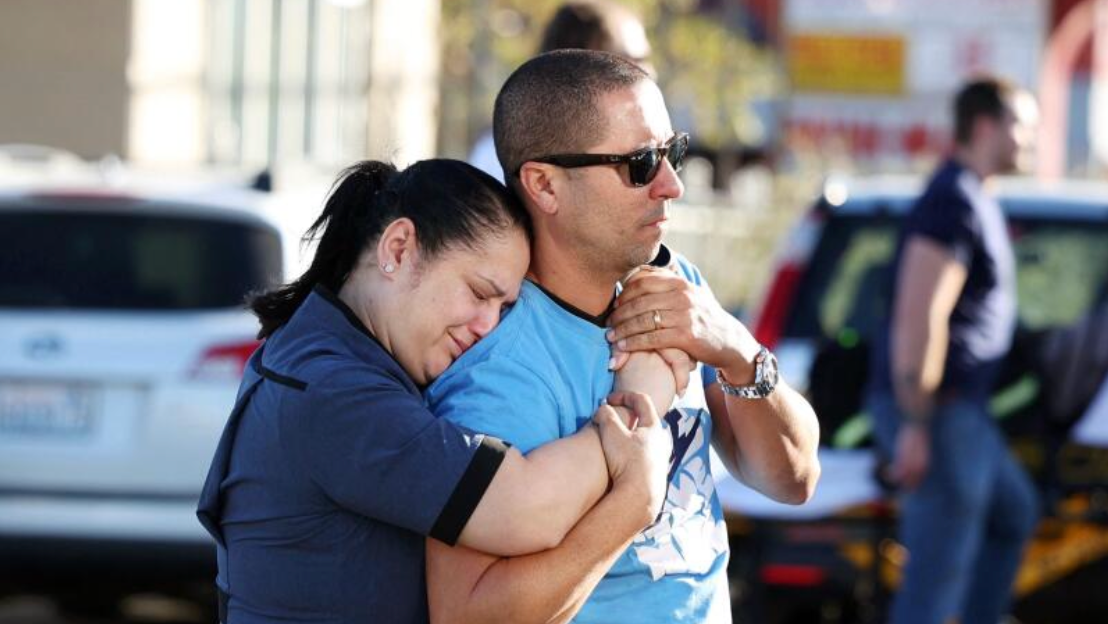 مابيل فونتانيا (يسار) وراؤول فيلالونغا، والدا أحد الطلبة، يتعانقان بعد حادث إطلاق نار في جامعة نيفادا، لاس فيغاس، في لاس فيغاس في 6 ديسمبر 2023