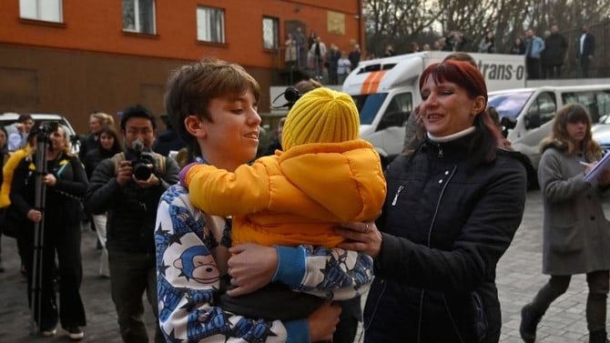 إنيسا تلتقي ابنها فيتالي بعد وصول الحافلة التي أقلته وأكثر من عشرة أطفال آخرين من الأراضي التي تسيطر عليها روسيا إلى كييف في 22 مارس 2023