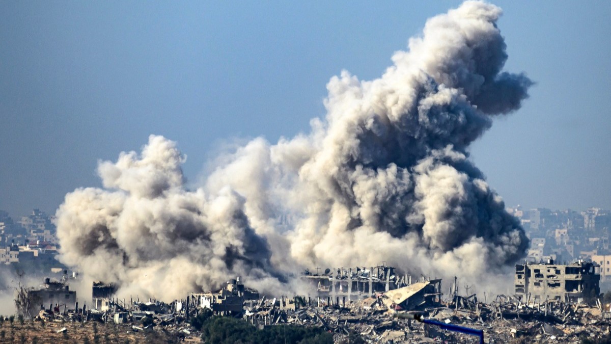 الدخان يتصاعد من مبان تعرضت لهجوم إسرائيلي الجمعة 1 ديسمبر 2023