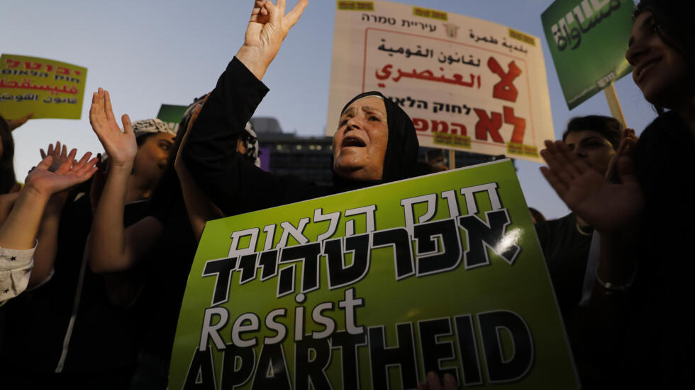 فلسطينية من حملة الجنسية الإسرائيلية تشارك في تظاهرة ضد قانون يهودية الدولة في إسرائيل