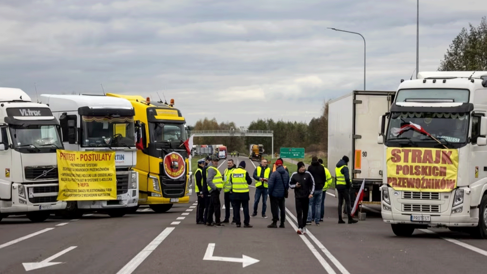 أصحاب شركات النقل أثناء قطع الطريق إلى المعبر الحدودي البولندي الأوكراني في دوروهوسك، بولندا