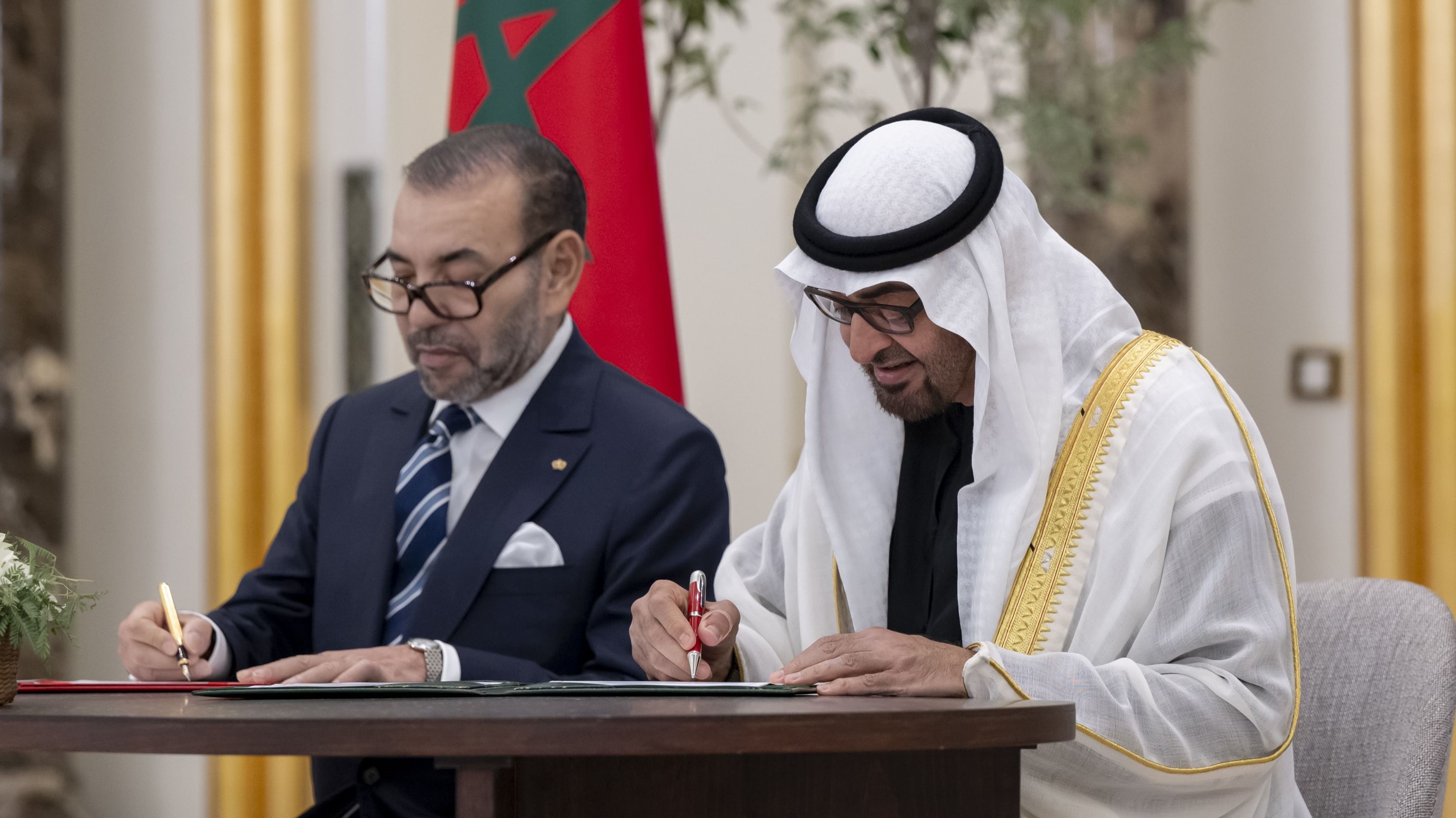 الرئيس الإماراتي الشيخ محمد بن زايد والملك المغربي محمد السادس يوقعان إعلاناً نحو شراكة مبتكرة وراسخة بين بلديهما الإثنين 4 ديسمبر في قصر الوطن بأبوظبي