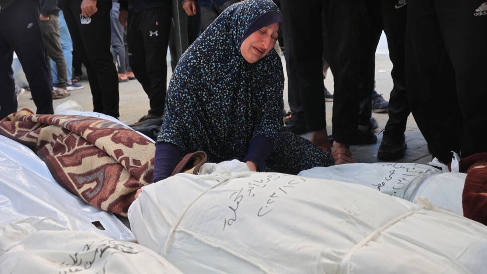 امرأة تبكي فوق جثث أفراد عائلتها الذي قتلوا في غارة إسرائيلية في مستشفى النصر في رفح بجنوب قطاع غزة في 7 كانون الأول/ديسمبر 2023