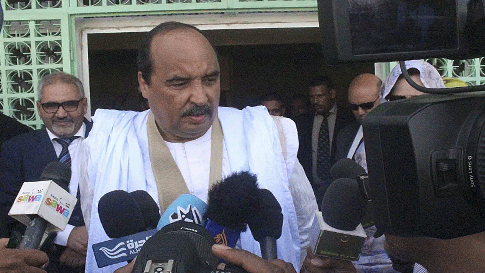 الرئيس الموريتاني السابق محمد ولد عبد العزيز يدلي بحديث للصحافة بعد الإدلاء بصوته في 1 سبتمبر(أيلول) 2018