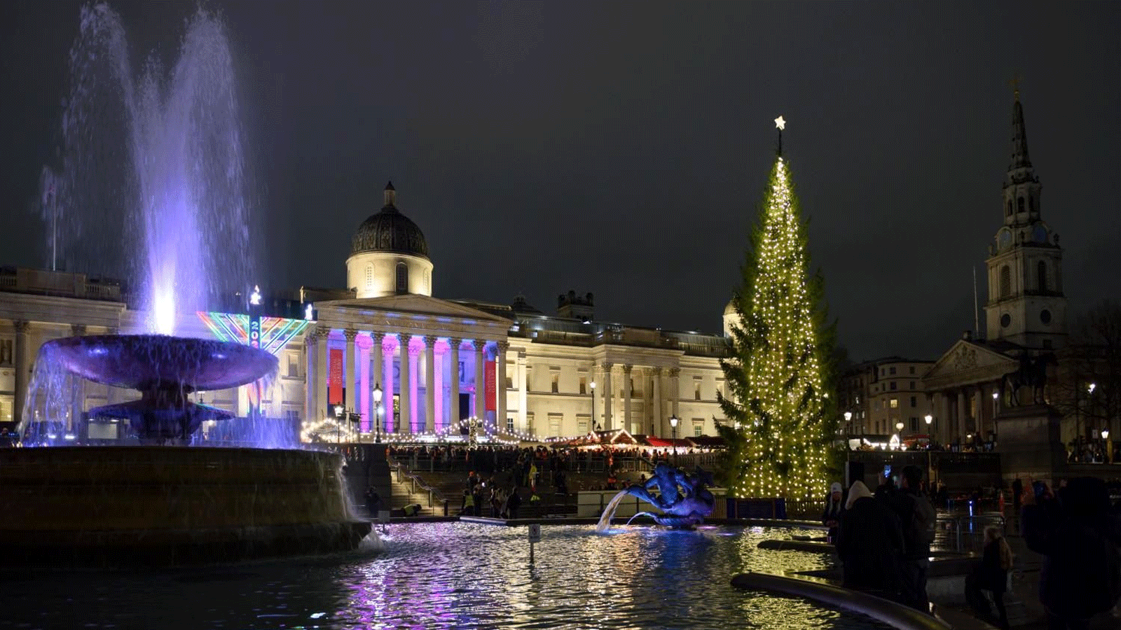 شجرة الميلاد بعد إضاءتها مساء الخميس في ميدان الطرف الأغر في لندن