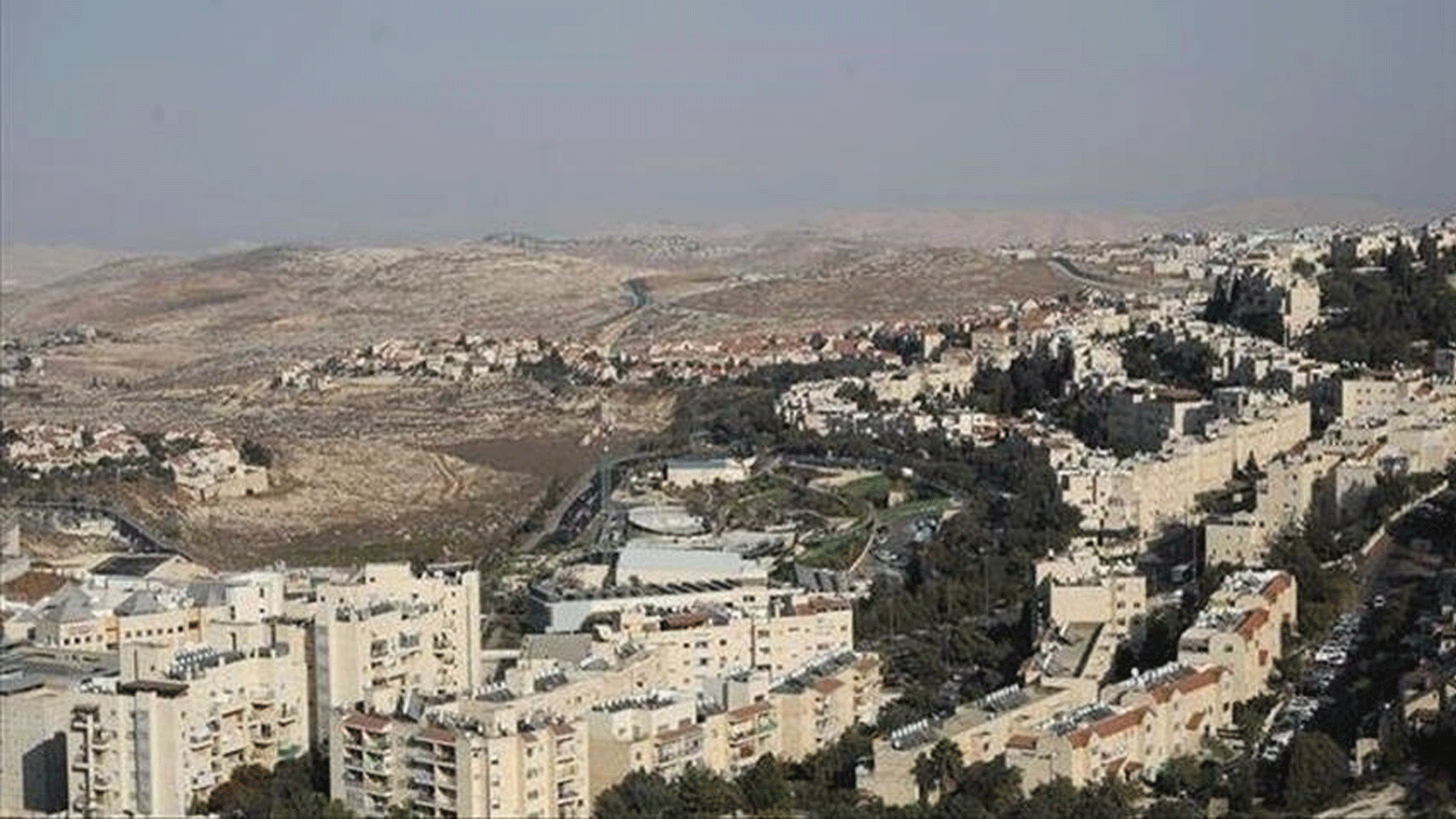 رافعات بناء وحفارات إسرائيلية في موقع بناء في مستوطنة نيفي يعقوب اليهودية في المنطقة الشمالية من القدس الشرقية