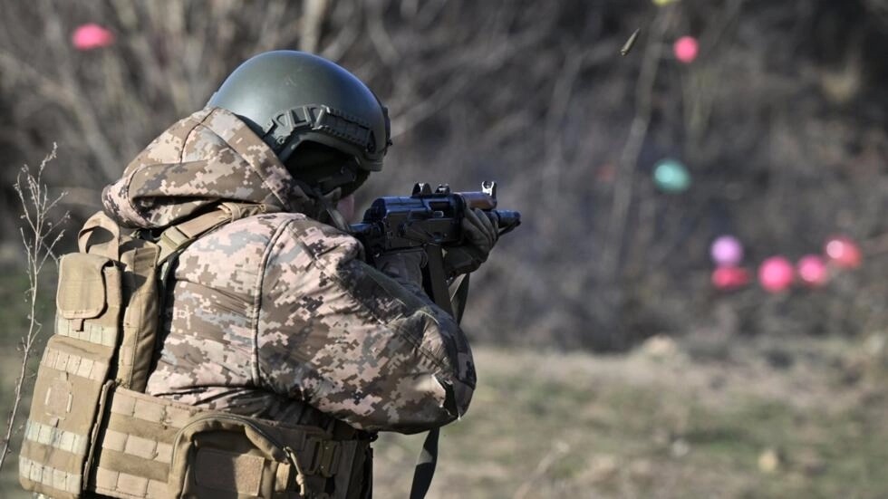 جندي أوكراني من اللواء الميكانيكي 42 يشارك في مناورة عسكرية ميدانية في منطقة دونيتسك في السادس من ديسمبر 2023