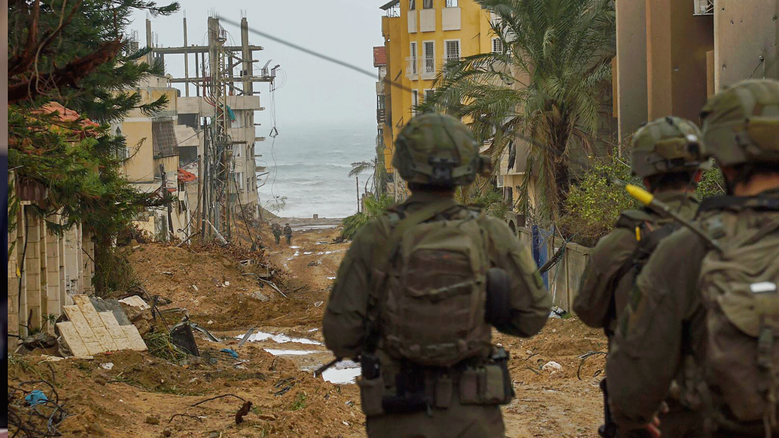 صورة نشرها الجيش الإسرائيلي لعناصر من قواته على الأرض في شمال قطاع غزةتل