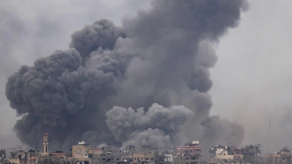 أعمدة دخان تتصاعد من قطاع غزة جراء قصف إسرائيلي في 7 كانون الأول/ديسمبر 2023