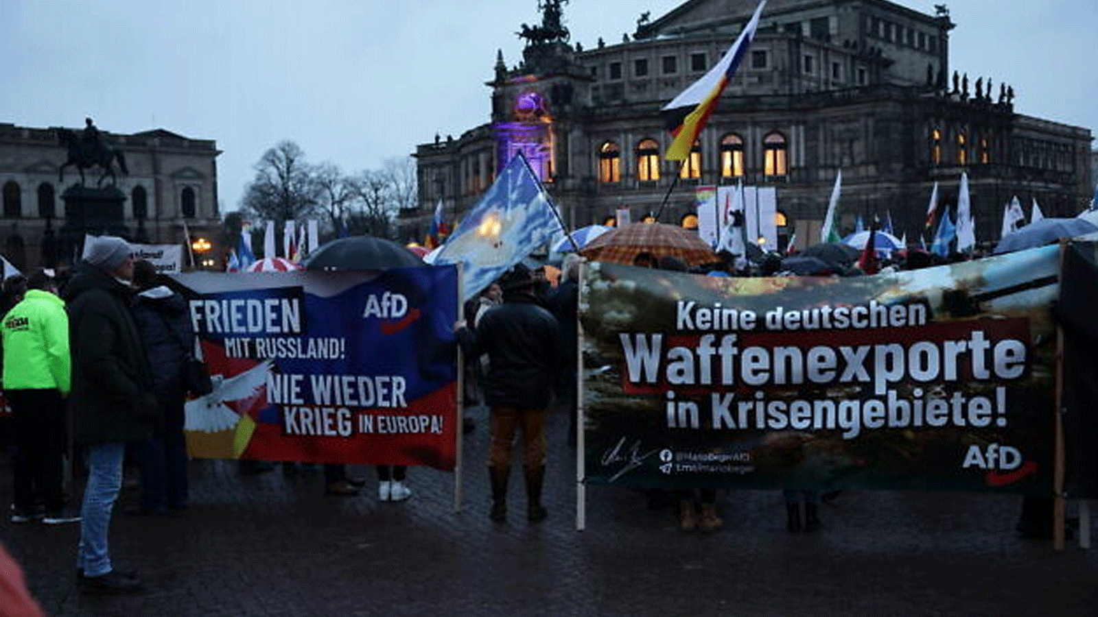 أشخاص يحضرون مسيرة لحزب البديل اليميني من أجل ألمانيا (AfD) بمناسبة الذكرى السنوية الأولى للغزو الروسي لأوكرانيا في دريسدن، شرق ألمانيا، في 24 فبراير(شباط) 2023