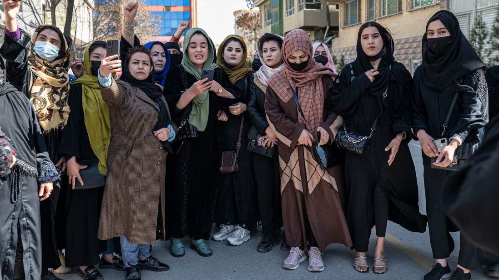 مجموعة من النساء الأفغانيات يحتجن في يوم المرأة في 8 مارس في كابول