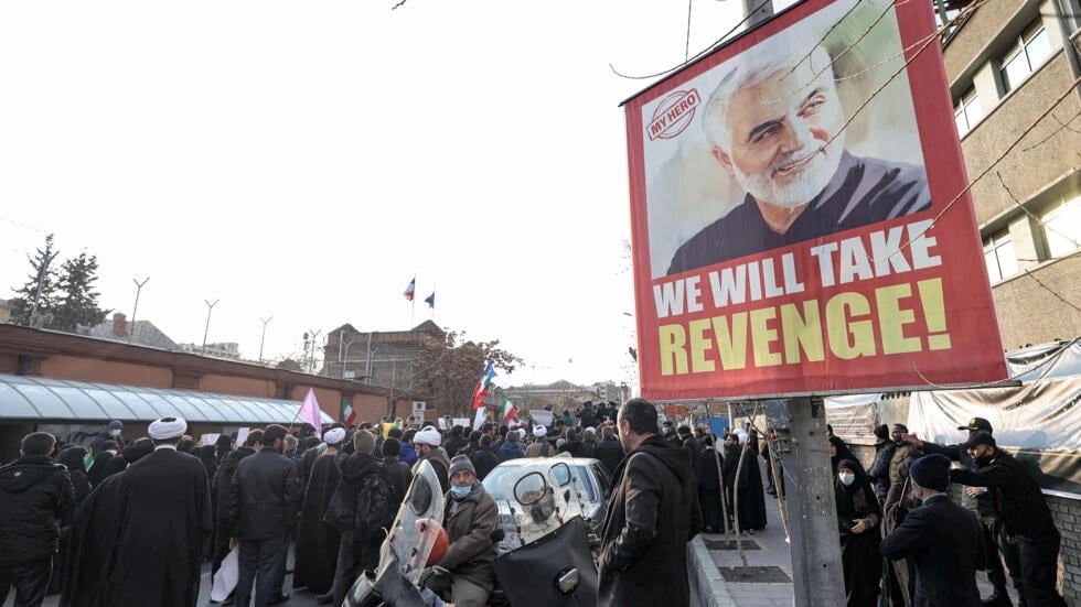 من تظاهرة أمام السفارة الفرنسية في طهران بتاريخ 8 كانون الثاني/يناير 2023