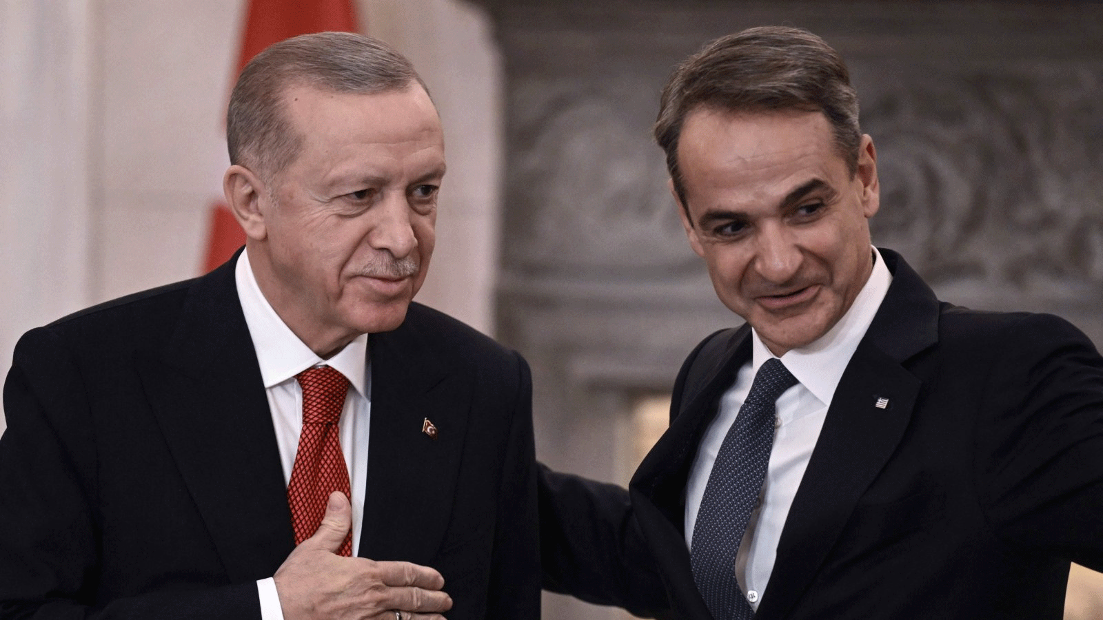 الرئيس التركي رجب طيب إردوغان (يسار) ورئيس الوزراء اليوناني كيرياكوس ميتسوتاكيس يغادران بعد التحدث إلى الصحافة عقب اجتماعهما في أثينا خلال زيارة إردوغان الرسمية إلى اليونان. 7 ديسمبر(كانون الاول) 2023