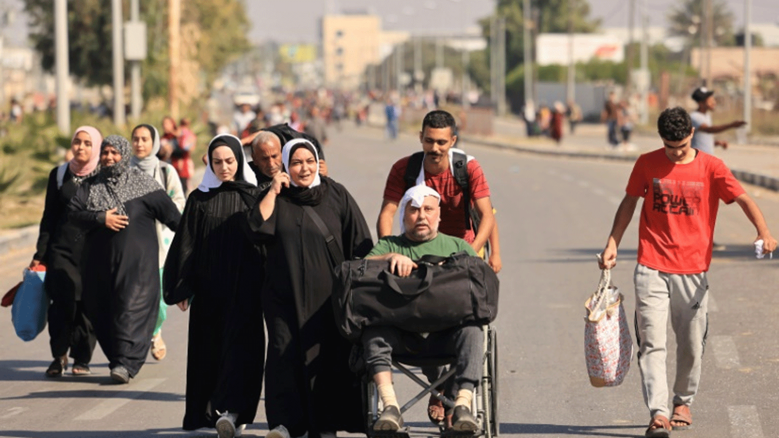 فرار عشرات الآلاف من الفلسطينيين من القتال والقصف في غزة