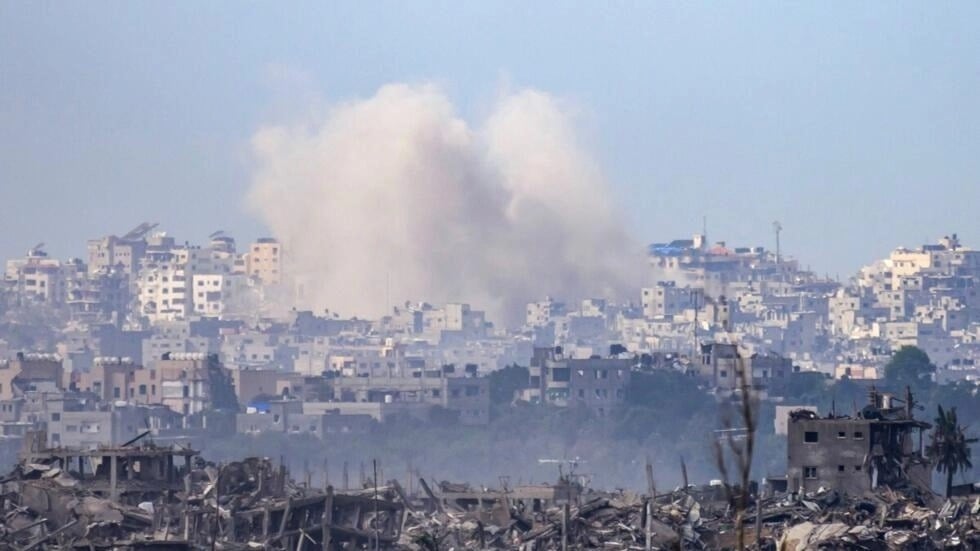 دخان يتصاعد فوق المباني المدمرة في غزة في أعقاب غارة إسرائيلية، في 20 نوفمبر 2023