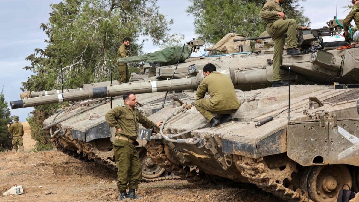 جنود إسرائيليون يقومون بصيانة الدبابات المنتشرة على الحدود الجنوبية مع قطاع غزة في 28 نوفمبر 2023