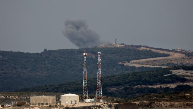 صورة ملتقطة من الجانب الإسرائيلي من الحدود مع لبنان تظهر القصف الإسرائيلي حول قرية عيتا الشعب بجنوب لبنان في 5 ديسمبر 2023