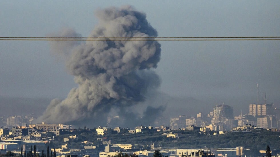 دخان يتصاعد من غزة خلال قصف إسرائيلي على القطاع وسط استمرار المعارك بين إسرائيل وحركة حماس