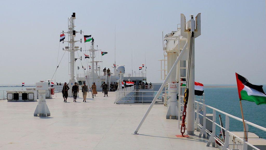 Getty Images | يقول الحوثيون أن احتجاز السفينة في باب المندب يأتي بسبب الحرب على غزة