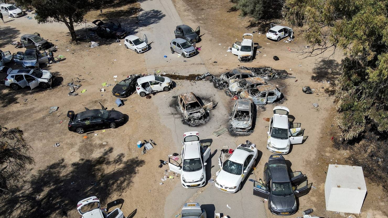 منظر جوي لسيارات مهجورة ومحترقة في موقع هجوم 7 أكتوبر على مهرجان نوفا الموسيقي قرب كيبوتس ريم، جنوب إسرائيل، في 13 أكتوبر 2023 