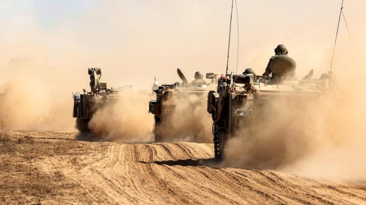 وتنتشر دبابات وآليات تابعة للجيش الإسرائيلي على طول الحدود مع قطاع غزة في 18 أكتوبر 2023