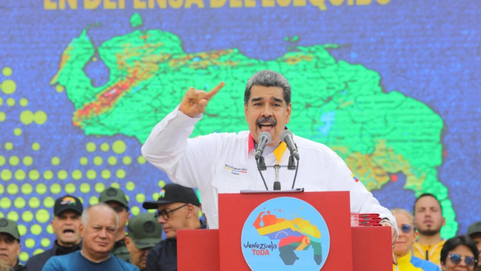 صورة وزعتها الرئاسة الفنزويلية تظهر الرئيس نيكولاس مادورو متحدثا خلال لقاء أمام قصر ميرافلوريس في 8 ديسمبر 2023 
