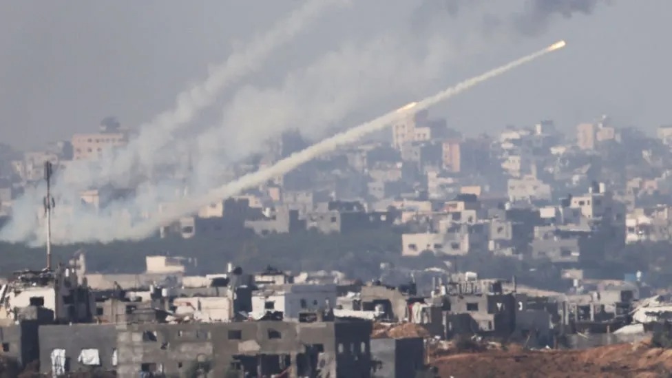 صواريخ تنطلق في السماء من غزة باتجاه إسرائيل