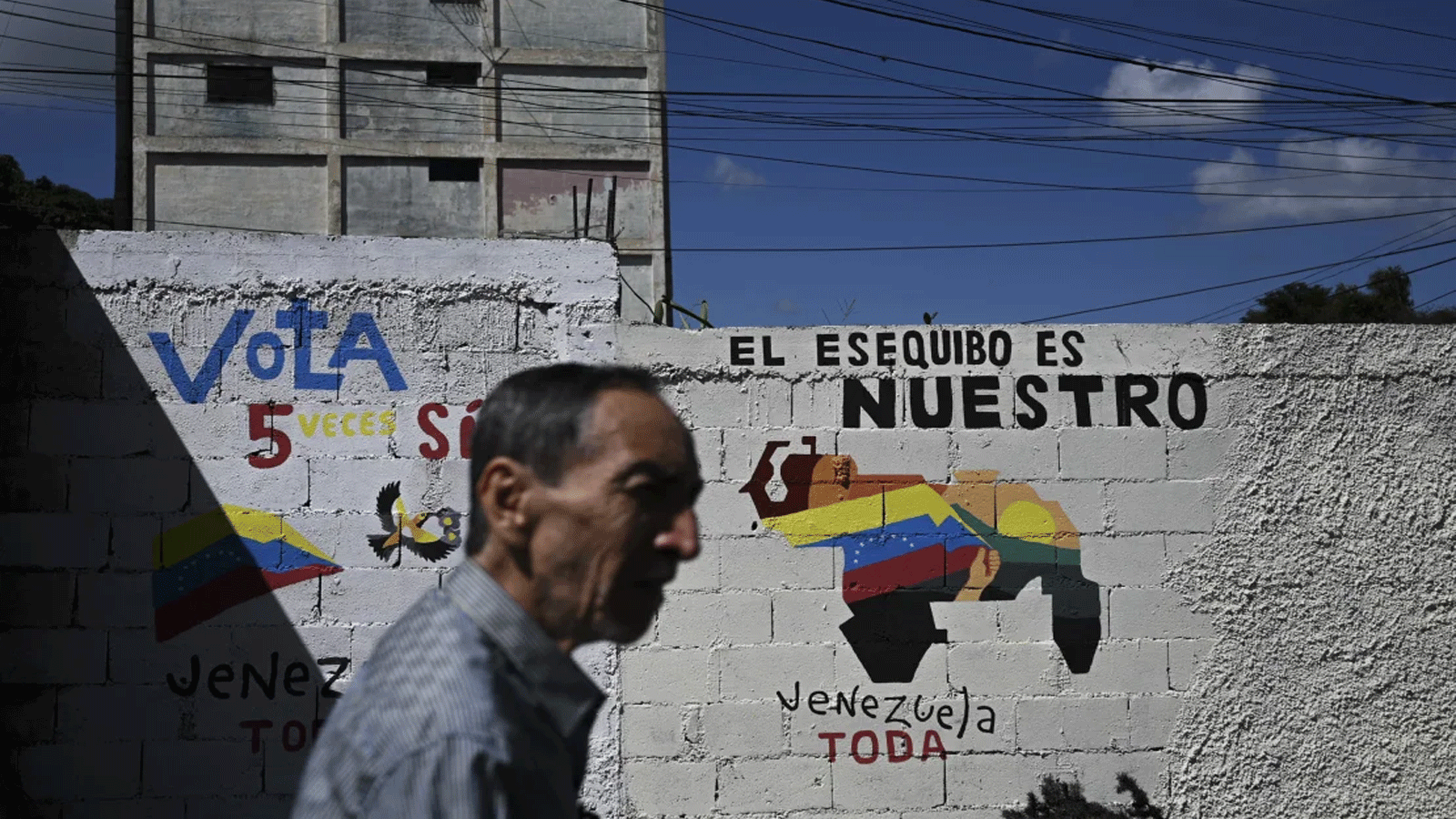 جدارية تحمل شعارات تؤيد انضمام منطقة إيسيكيبو الغنية بالنفط إلى فنزويلا خلال الحملة الانتخابية للاستفتاء بهذا الخصوص. 28 نوفمبر(تشرين الثاني) 2023