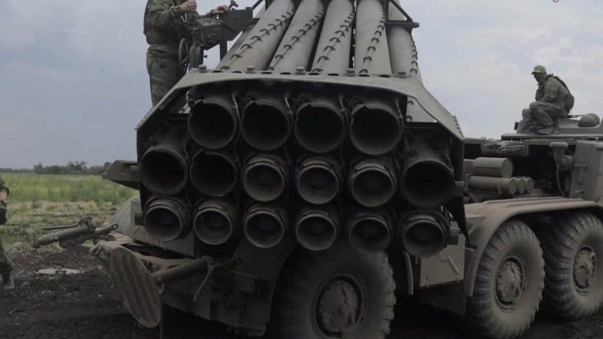 جندي روسي يجهز راجمة صواريخ على الجبهة في أوكرانيا