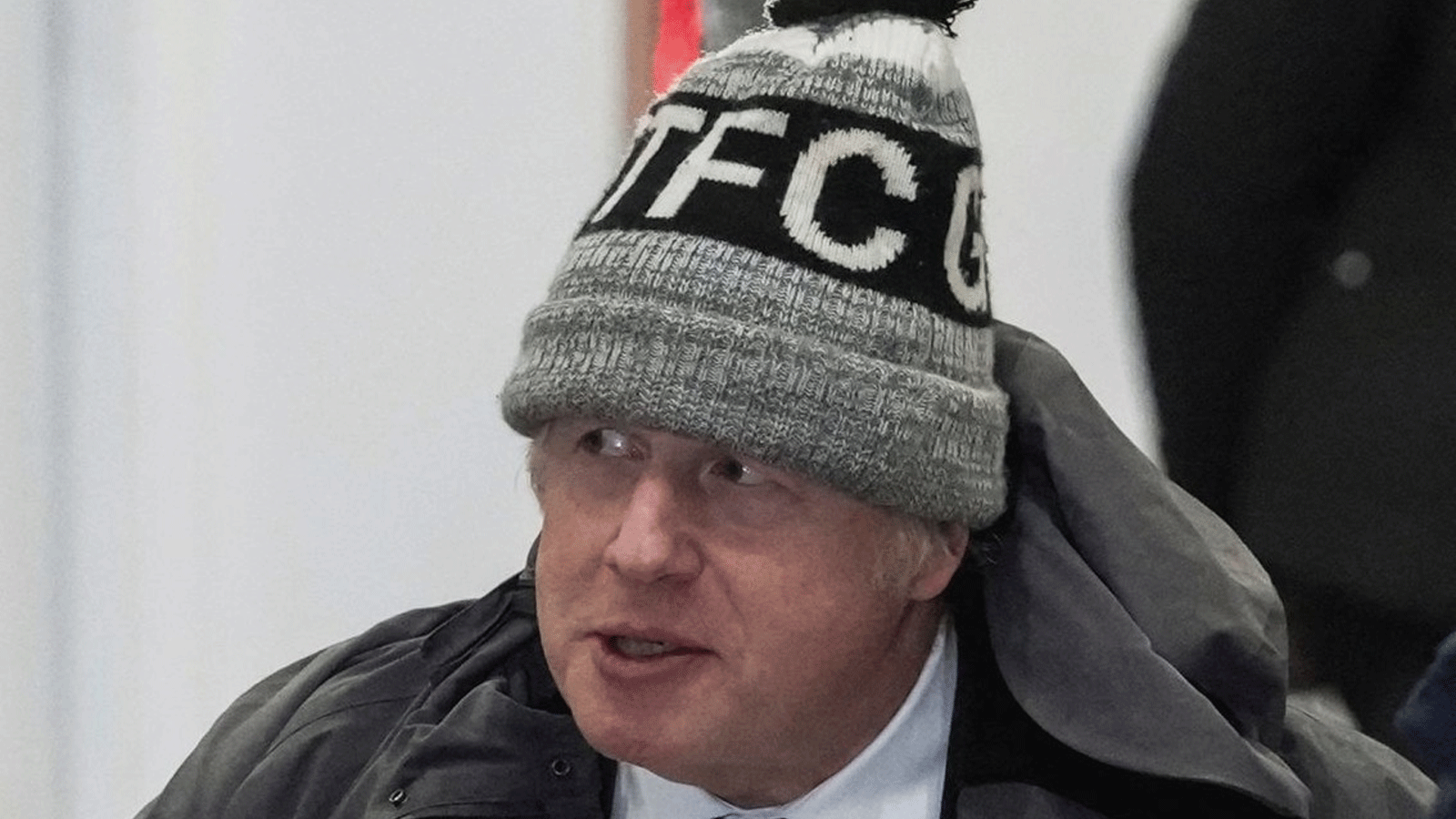جونسون مرتديًا قبعة نادي غريمسبي خلال تحققيات كورونا 