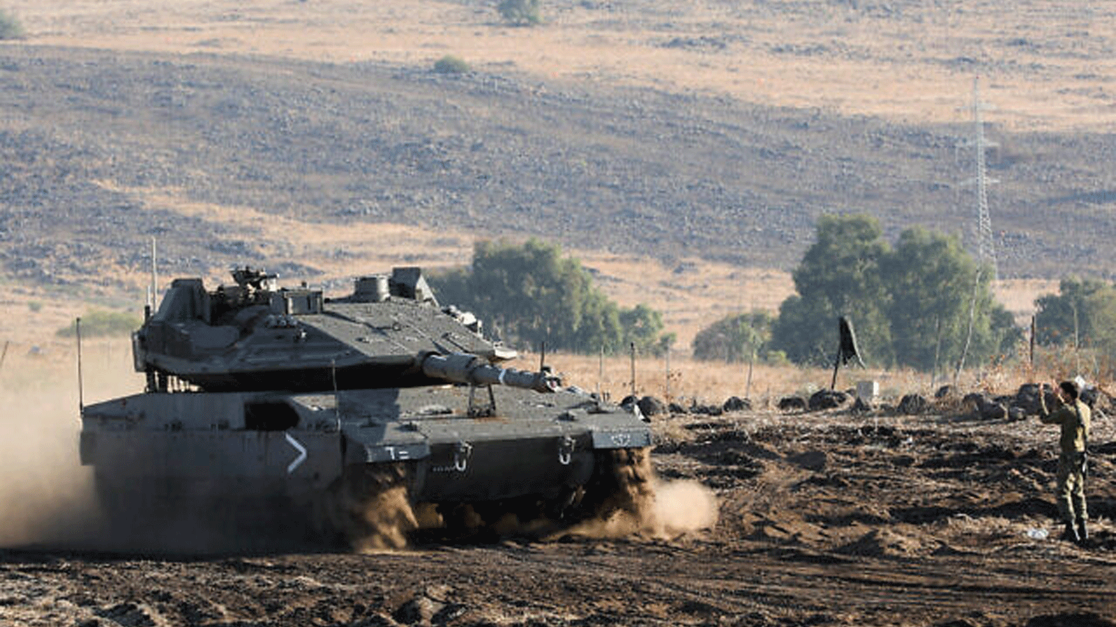 دبابة ميركافا إسرائيلية تتجه إلى موقعها في شمال إسرائيل بالقرب من الحدود مع لبنان في 15 أكتوبر(تشرين الأول) 2023