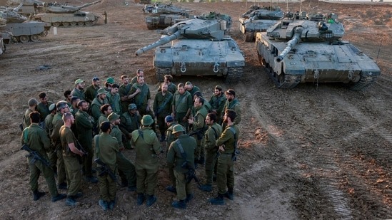 جنود إسرائيليون في منطقة العمليات البرية في شمال غزة