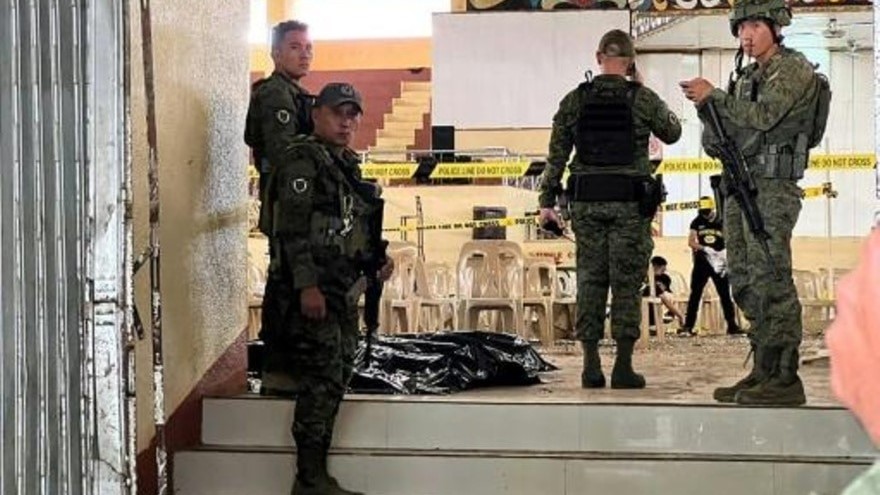 عناصر من قوات الأمن الفيليبينية في مكان التفجير الذي استهدف قداسا للكاثوليك في الثالث من ديسمبر 2023