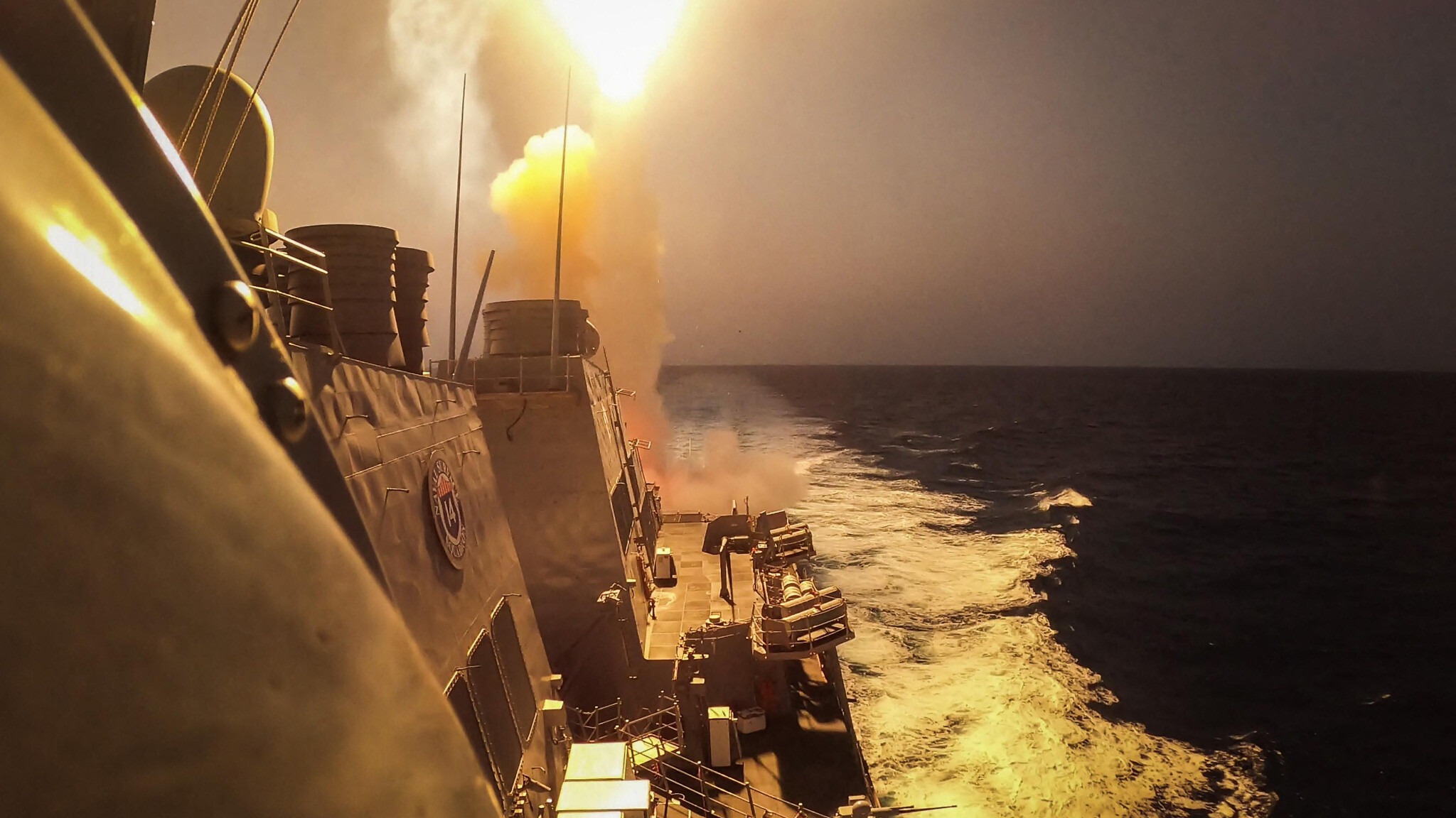 صورة التقطت في 19 أكتوبر 2023، تُظهر المدمرة USS Carney (DDG 64) وهي تدمر مجموعة من الصواريخ والطائرات بدون طيار التابعة للحوثيين في البحر الأحمر