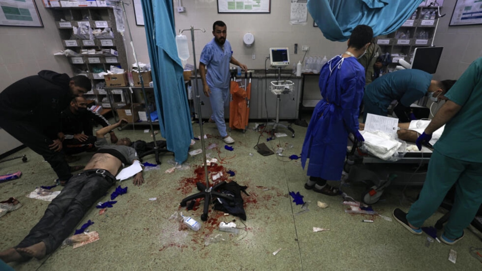الطواقم الطبية تهتم بجرحى على الأرض في مستشفى ناصر في خان يونس في جنوب قطاع غزة بعد ضربات إسرائيلية في الثالث من ديسمبر 2023