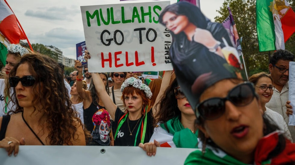 متظاهرة تحمل لافتة خلال تظاهرة مناهضة للجمهورية الإسلامية في إيران في باريس في 16 أيلول/سبتمبر في الذكرى الأولى لوفاة الشابة مهسا أميني